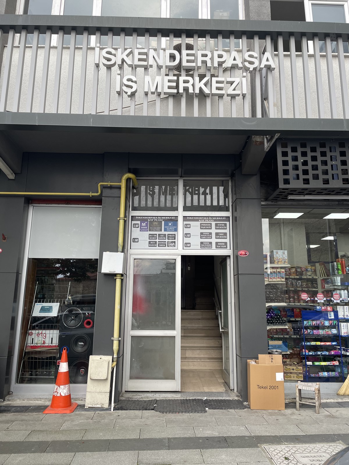 İskenderpaşa İş Merkezi bina girişi