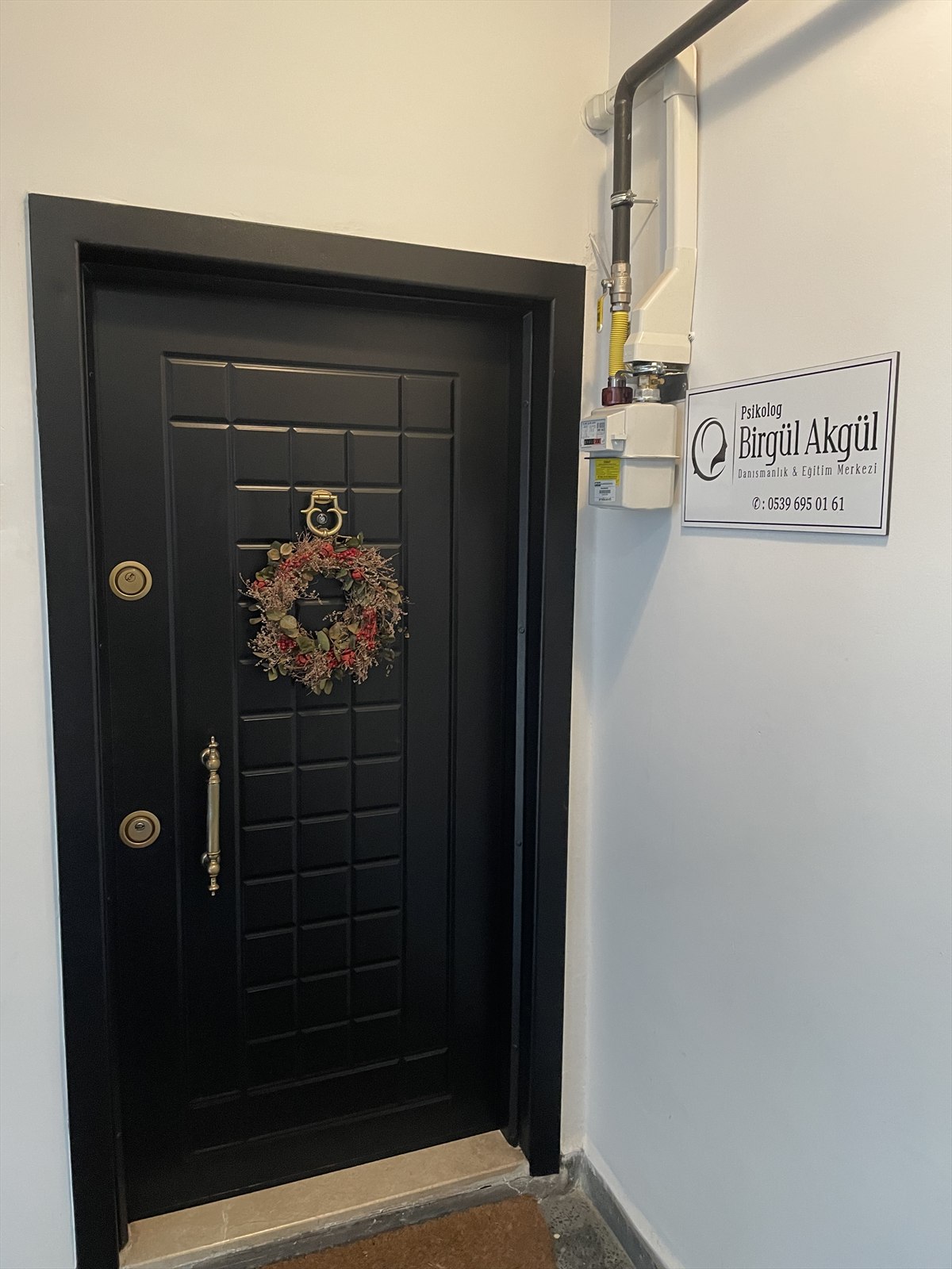 Psikolog Birgül Akgül Danışmanlık ve Eğitim Merkezi klinik kapısı