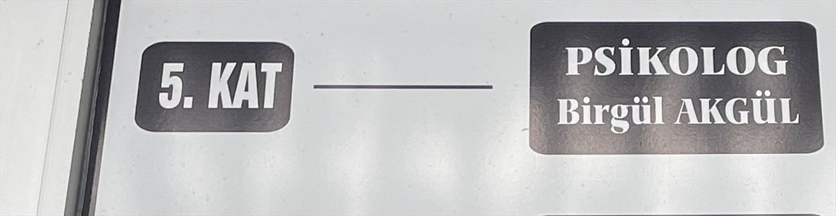 İskenderpaşa İş Merkezi girişinde Psikolog Birgül Akgül için 5. kat yönlendirmesi